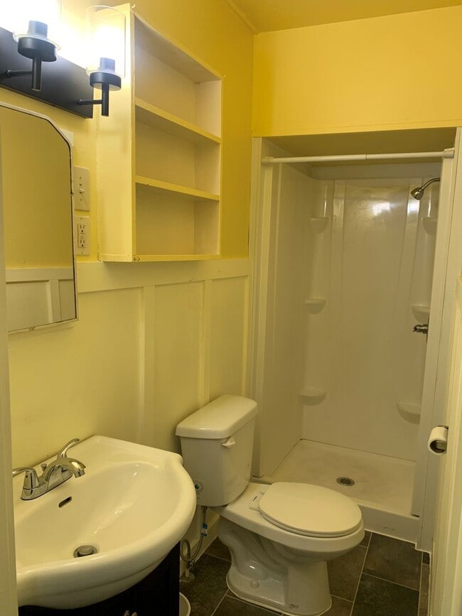 Building Photo - Clean 2 bedroom home