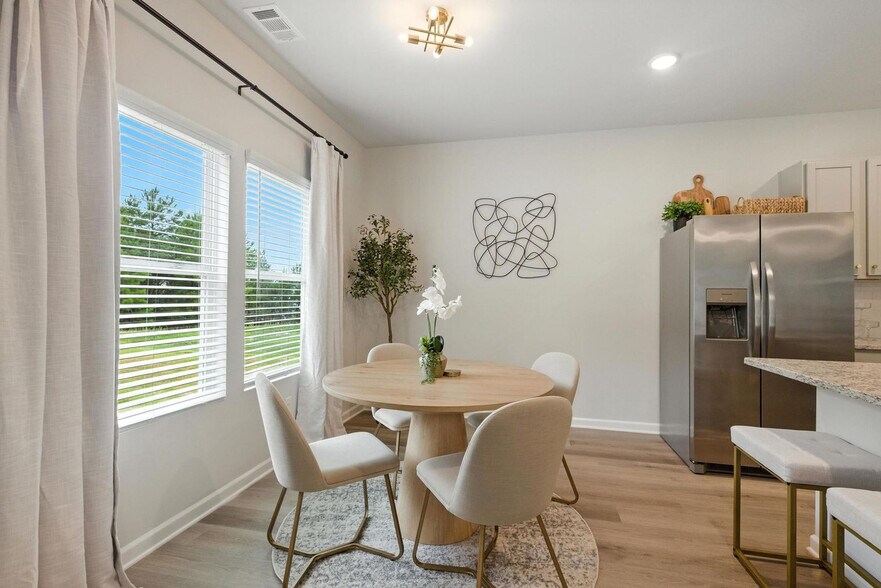 Building Photo - 611 W Vincent Dr