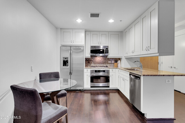 Building Photo - 7131 E Rancho Vista Dr