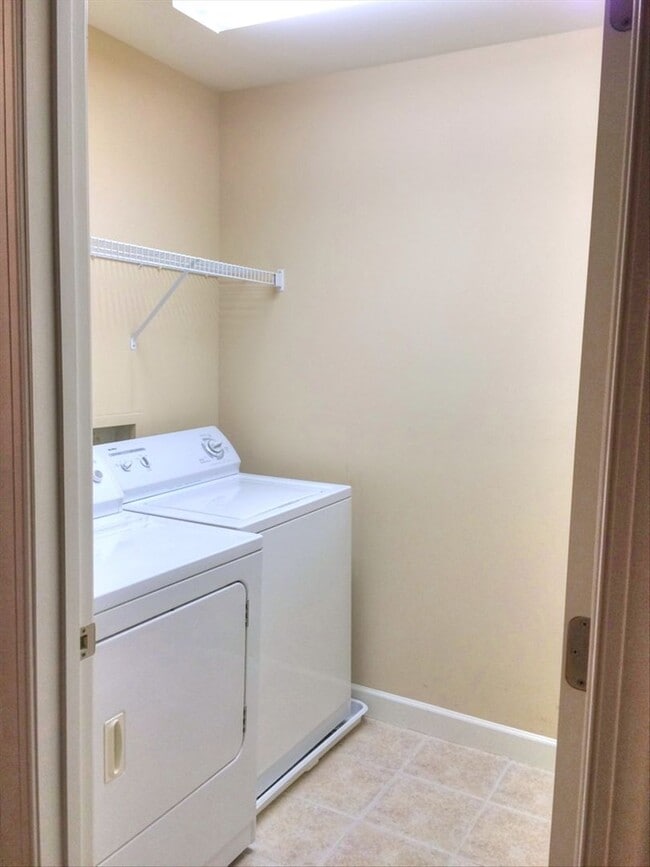 Building Photo - Beautiful 3 Bedroom / 2.5 Bathroom Townhome - Available End of June!