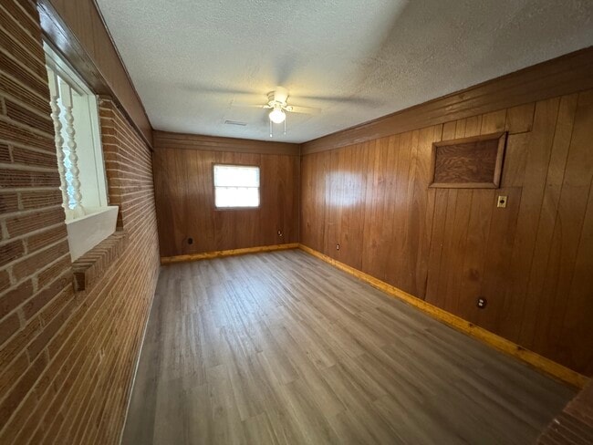 Building Photo - 1204 Fairlane Dr