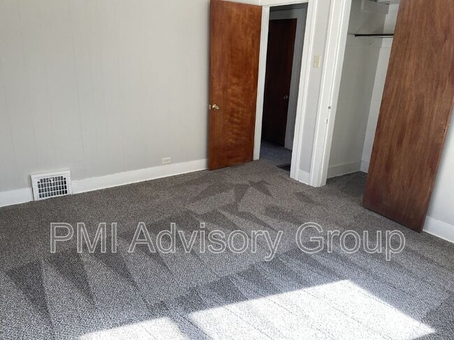 Building Photo - 721 SW Park Ln