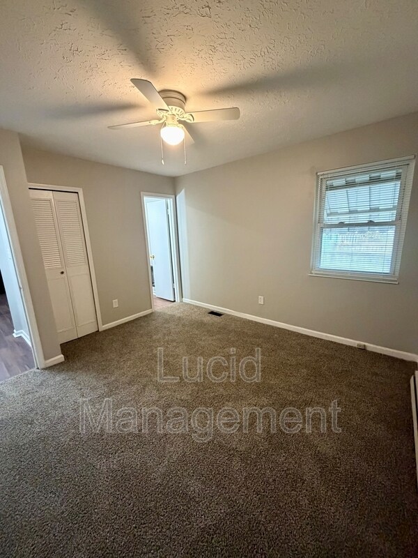 Building Photo - 520 W Evelyn Ave
