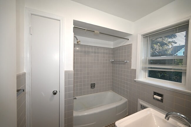 Building Photo - 1402 Hinman Ave