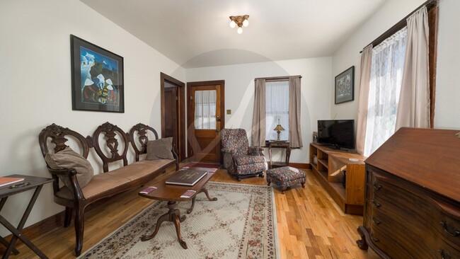 Building Photo - Historic Downtown Home