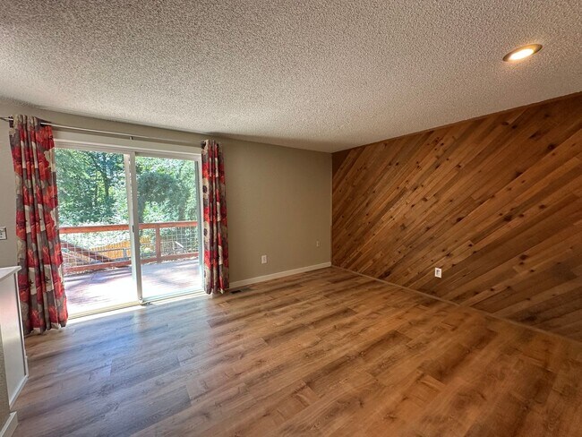 Building Photo - 3 Bed 2 Bath home with 2 Car Garage in Bellingham