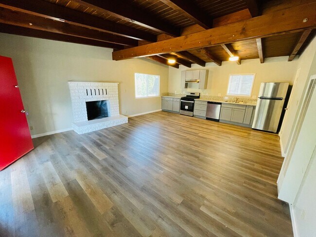 Building Photo - Pet friendly 2 bed 1 bath apartment for rent in South Lake Tahoe