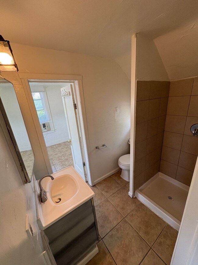 Building Photo - Cozy Upstairs Unit in Dinuba Near Shopping Center coming soon!