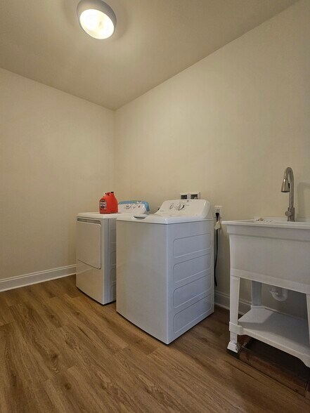 Building Photo - 204 N Van Buren St