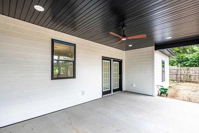 Building Photo - 1020 Crestland Ave