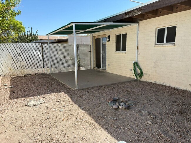 Building Photo - 2 Bed 1 Bath Twin Home Unit in Youngtown, ...