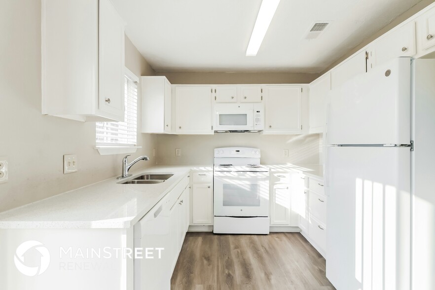 Building Photo - 15830 Gatebriar Dr