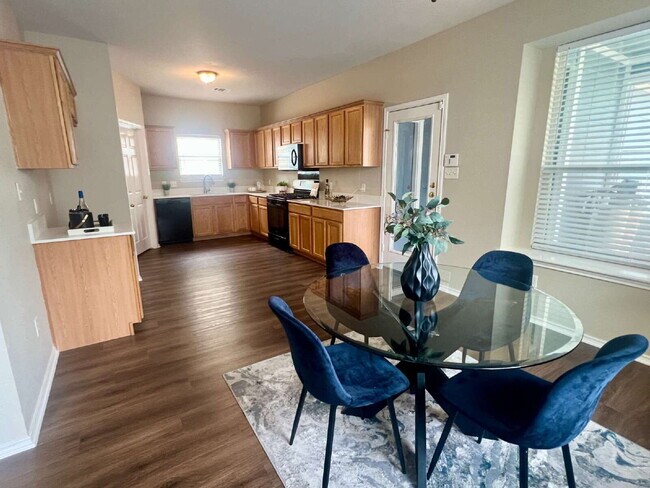 Building Photo - Kyle: Plum Creek Subdv