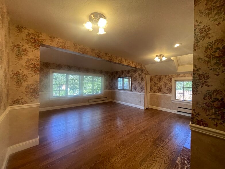 Building Photo - 200 Iris Way