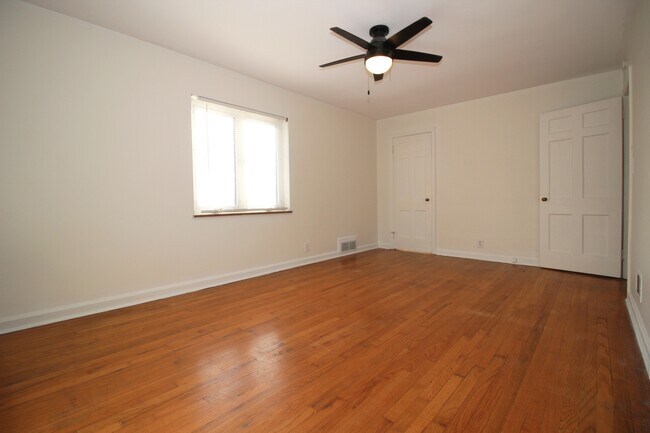 Building Photo - 3921 Oak St