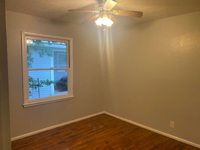 Building Photo - 600 SE Greystone Ave