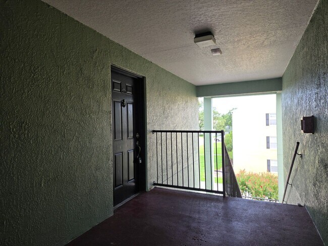 Building Photo - 2031 Dixie Belle Dr