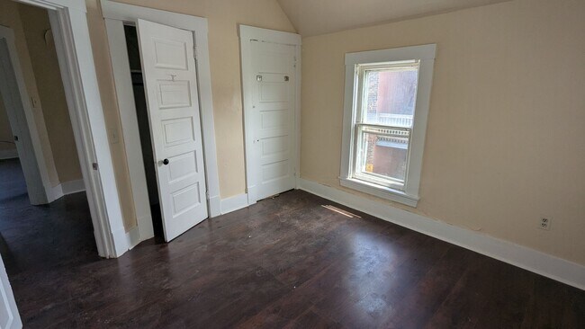 Building Photo - Discover this three-bedroom, one-bath home in Cleveland