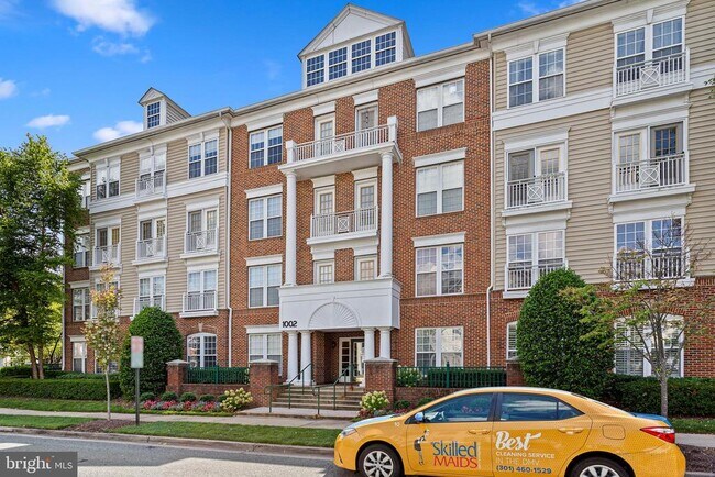 Building Photo - 1002 Elmcroft Blvd