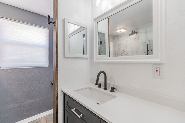 Building Photo - Charming 3 bedroom 2 bath Home - MOVE IN S...