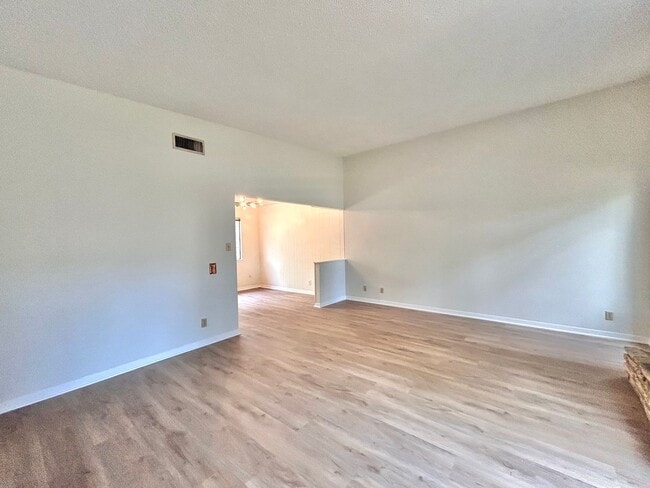 Building Photo - Bright and Spacious Single-Level Living in...