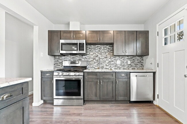 Building Photo - $2,020.95, 2 Beds - 2 Bath, Duplex in Denver with Washer and Dryer!