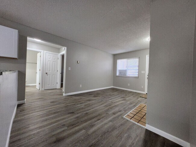 Building Photo - 2922 Straus Ln