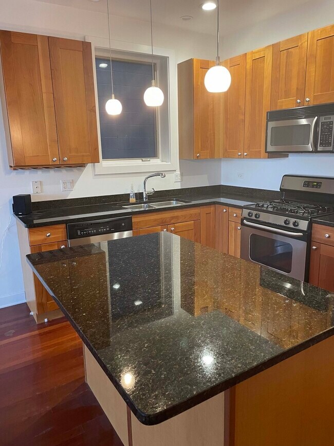 Building Photo - 1024 N Honore St