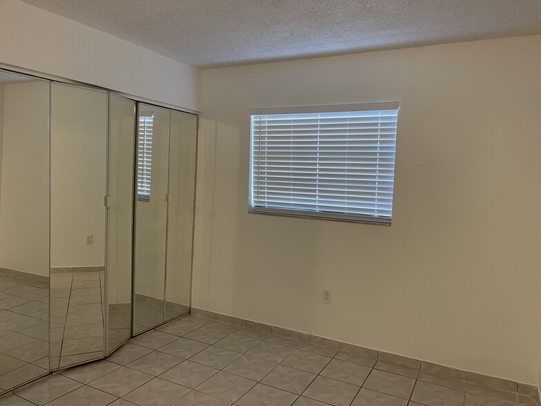 Building Photo - 2744 W 60th St