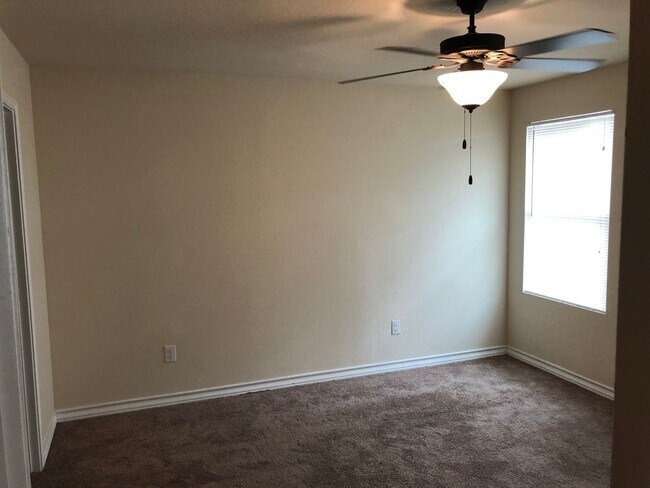 Building Photo - Town home for rent