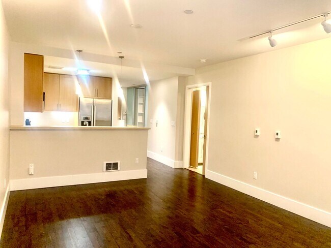 Building Photo - Spacious Centrally Located 1 bed + Den/ 1....
