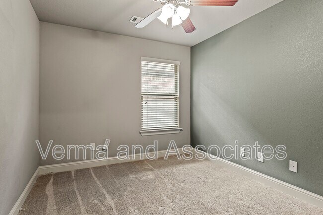 Building Photo - 3205 SW Riverstone Ave