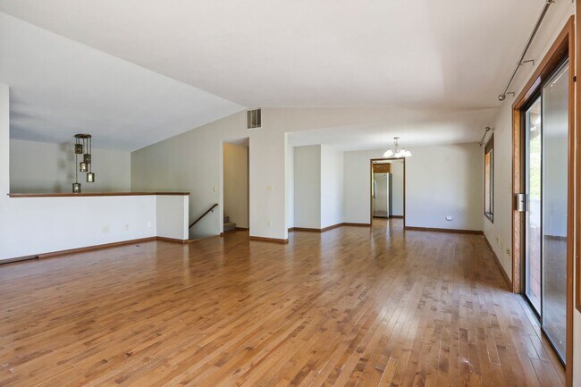 Building Photo - Hard to find 5 bedroom home in Tamoshan ne...