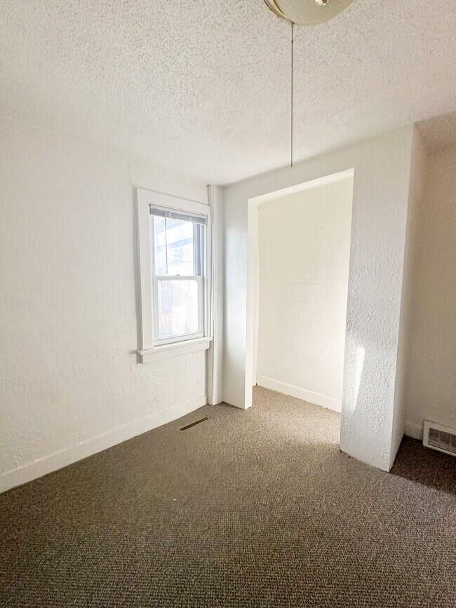 Building Photo - 950 Center St