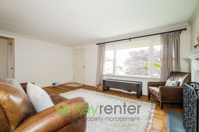 Building Photo - Beautiful 4-Bed, 2.5-Bath with Outdoor Liv...