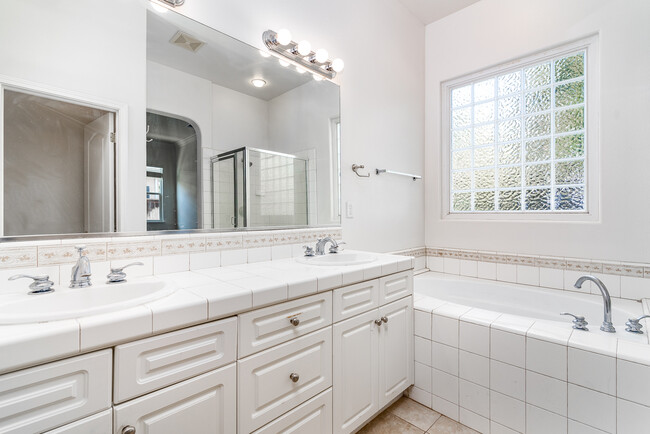 Master bath - 2171 Serena Ave