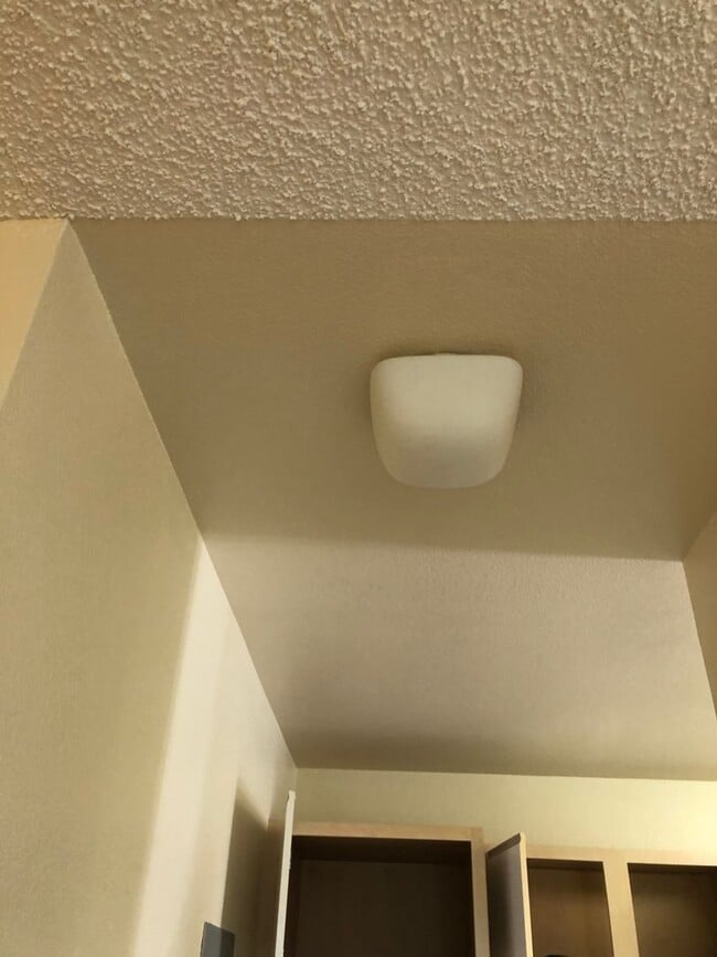 Building Photo - Northpointe - 2 bedroom, 2 bath, 2 pkg  up...