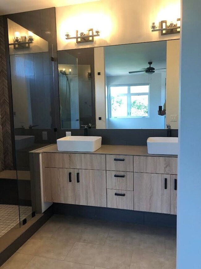 Building Photo - Beautiful 3 Bed, 4 Bath Home, Stunning Views from Rooftop Deck, D-12, close to DT and Military