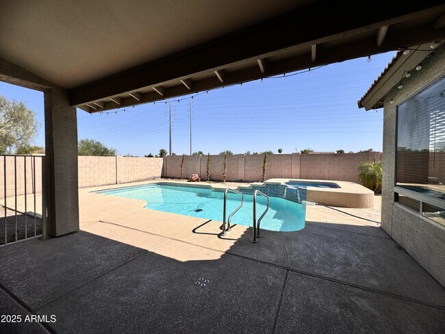 Building Photo - 673 S Peppertree Dr