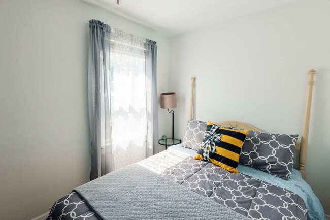 Building Photo - 145 Midway St