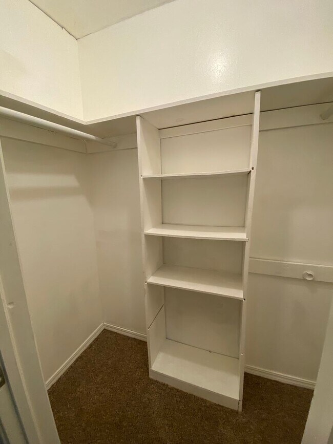 Building Photo - 2 Bedroom 1 Bath Apt at the Monterey Squar...