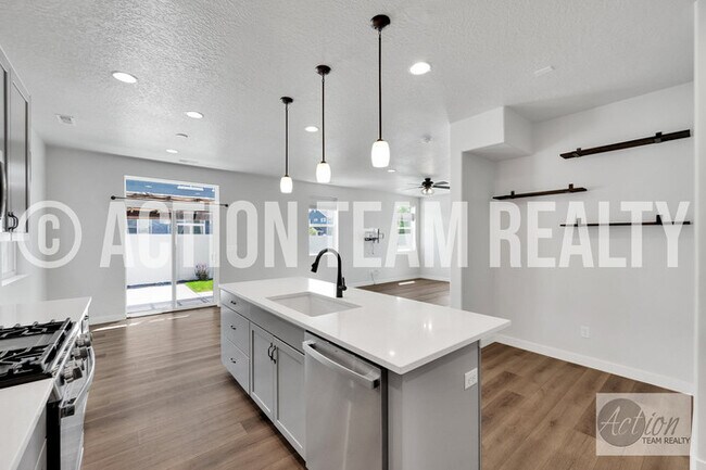 Building Photo - Single Family Home in Syracuse!