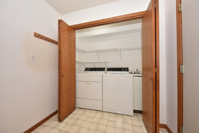 Building Photo - 1335 Jensen Ct