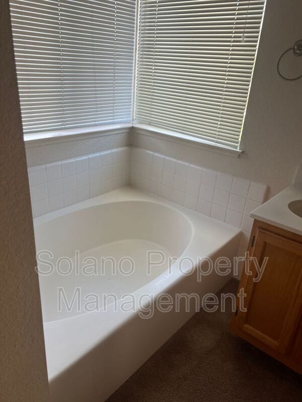 Building Photo - 556 Regency Cir