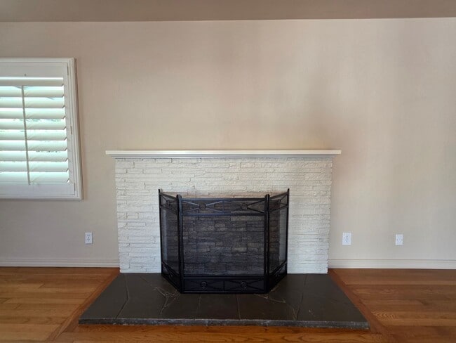 Building Photo - Home located in the heart of the college n...
