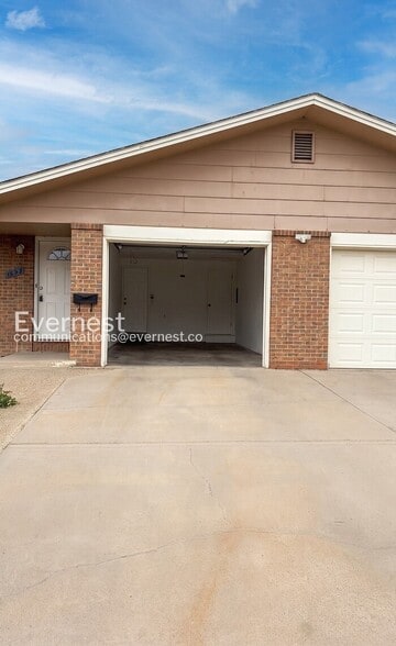 Building Photo - 1527 Stuart St