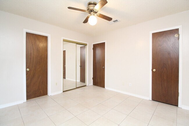 Building Photo - 3BR Home in Milton | All Tile Flooring (No Carpet) | Fenced Yard + Garage | Available 5/1.