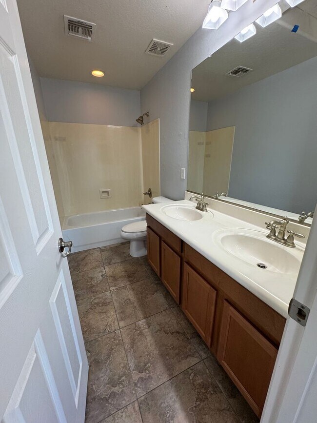 Building Photo - Updated 4 bedroom home in Casa Del Rey Com...