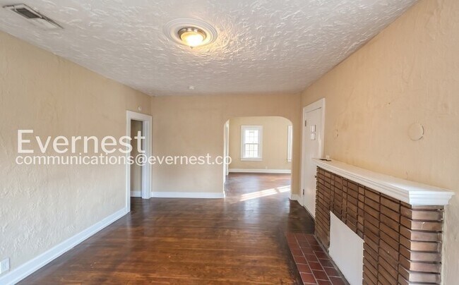 Building Photo - 3 Bed, 1 Bath Home with Fenced Yard / Pet-Friendly / Available Now!