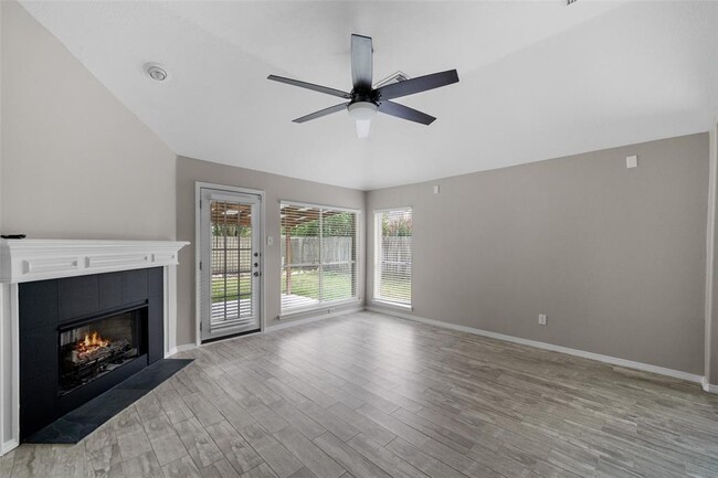 Building Photo - 9847 Willow Crossing Dr